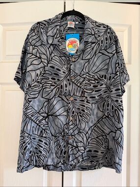 NWT Men’s Makai Beach Hawaiian shirt